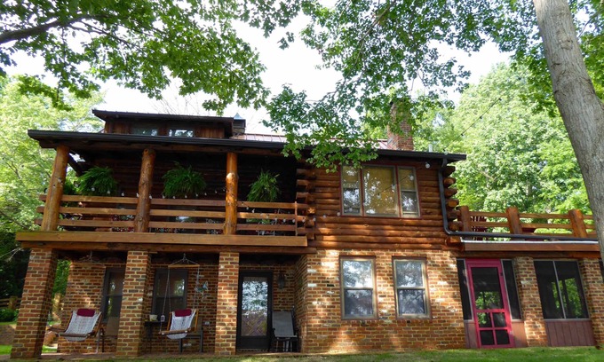 Bracey Casa | Acogedor, frente al lago Log Cabin