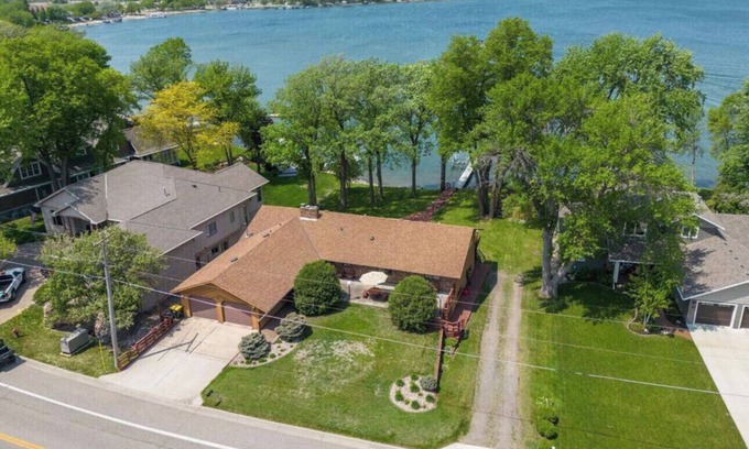 Spicer Casa | Cozy lakefront townhome w/ 3 BR, WiFi, AC, Smart TV, Kitchen. Pet Friendly!