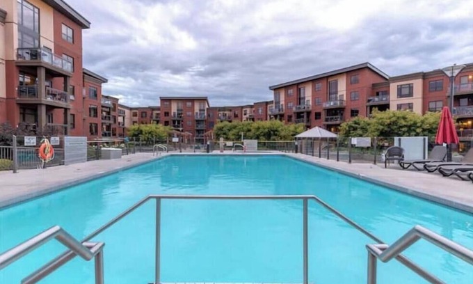 South Pandosy Condominio | Cozy Lakehouse Condo with Pool