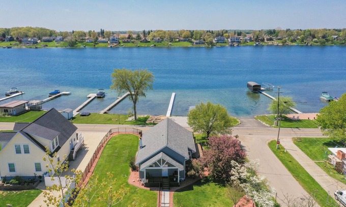 Union Casa | Cozy LakeHouse on Baldwin Lake, Great outdoor space with Boat Rental Available!