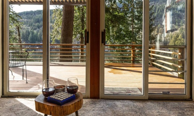 Sedro-Woolley Apartamento | Lakeside Cabin w/ Dock, Boats & Stunning Views