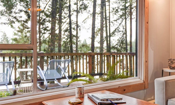 Grapeview Cabina | Cozy Lakeside Cabin with Modern Amenities