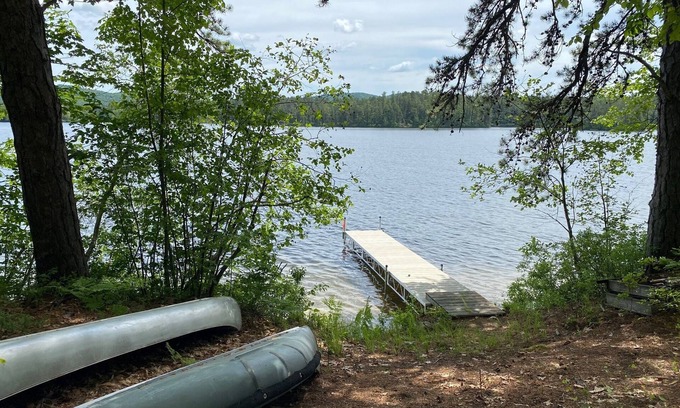 Silver Lake Cabina | Cozy lakeside cabin with private dock, canoe and central AC