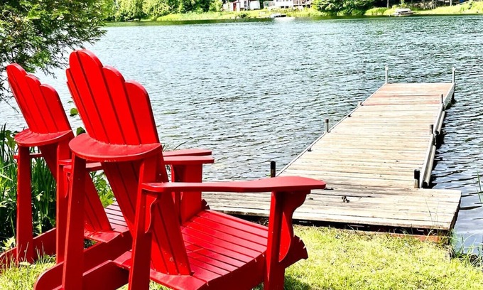 Val-des-Monts Cabaña | Cozy Lakeside Cottage