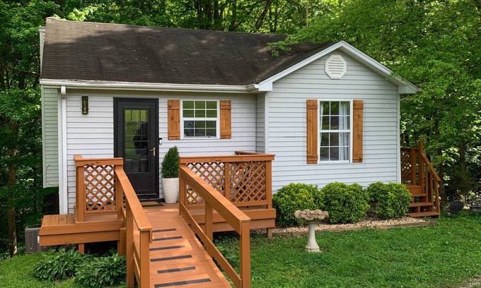 Scottsville Cabaña | Cozy lakeside cottage- fire pit/lake access