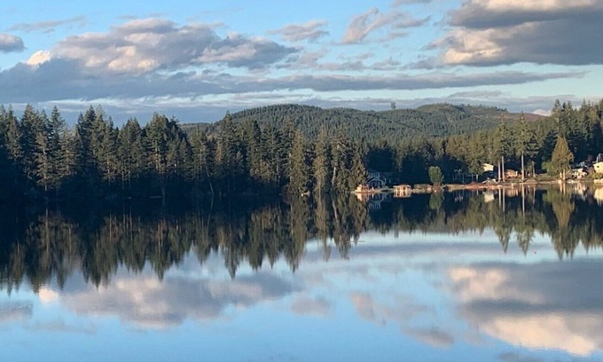 Shelton Casa | Cozy Lakeside Cottage 1.5 hours from Seattle