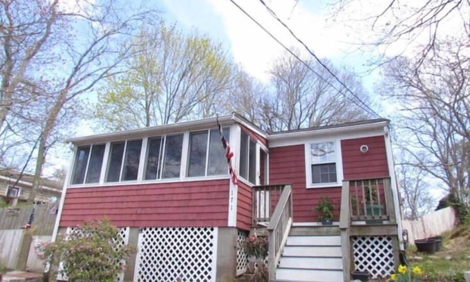 Mashpee Cabaña | Cozy Lakeside Cottage Just Steps To The Beach