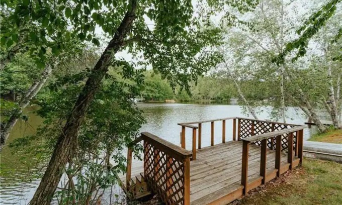 Swan Lake Cabaña | Cozy lakeside cottage with modern furniture on a quiet street.