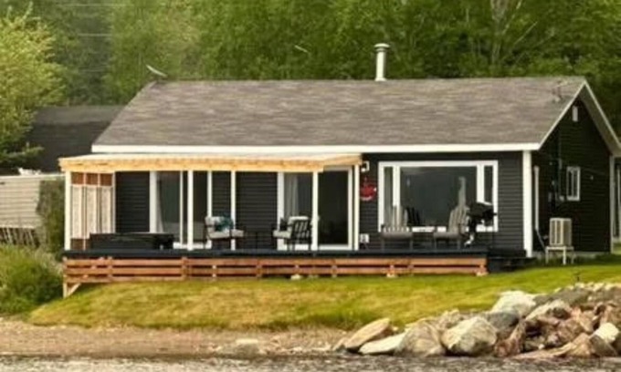 Terra Nova Cabina | Cozy Lakeside Cottage with hot tub, games room, kayaks and paddle boards.