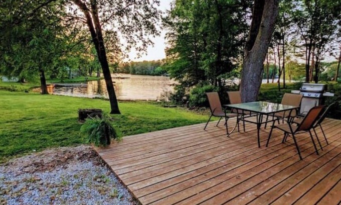 Dundas Casa | Cozy Lakeside Lodge w/Private Dock and Kids' Kayaks