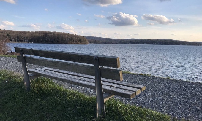 Hawley Cabaña | Cozy Lakeview Family Cottage - steps to the lake, 2 swim docks & restaurant!