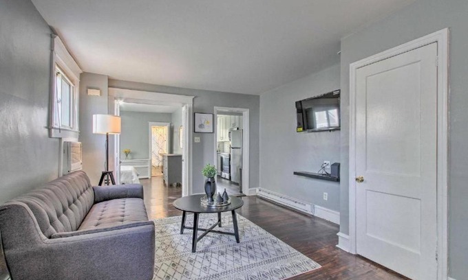 Upper Darby Apartamento | Cozy Large 1 Bedroom with Open Floor Plan