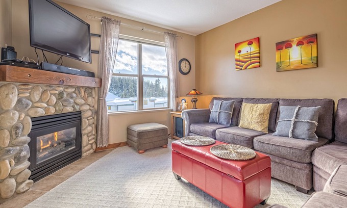 Silver Star Mountain Condominio | Cozy Large Corner Condo in Creekside with Shared Outdoor Hot Tub, Pet Friendly!