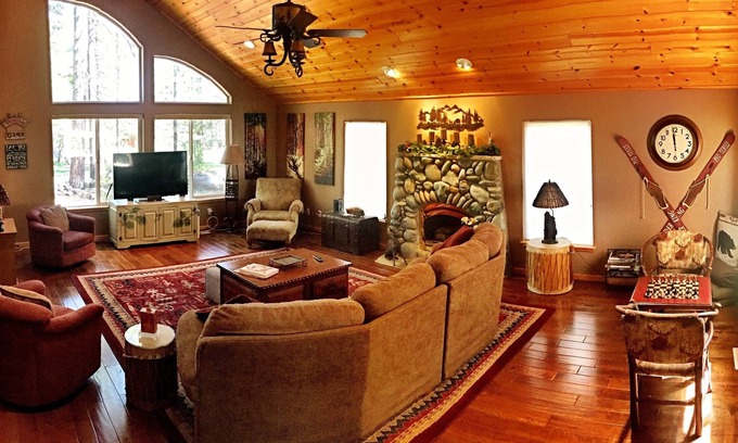 Truckee Casa | Acogedora casa grande en campo de golf con 2 dormitorios principales Suitess