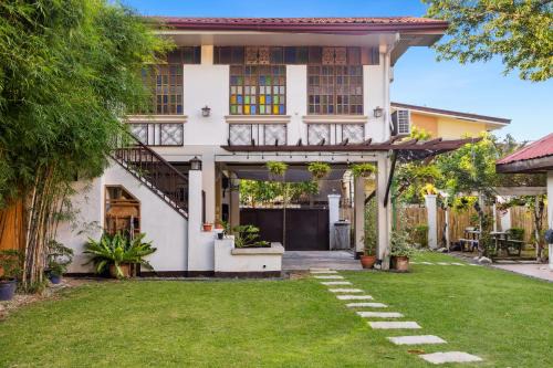 Las Pinas Casa | Cozy Las Pinas Haven with Big Garden, Pet Friendly - Near Super Market and the Airport