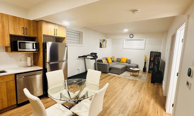 Southwest Edmonton Casa | Cozy Legal BSMT Suite| Sleeps 6| YEG Airport| West Edmonton Mall