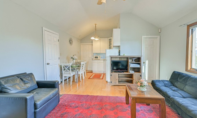 Levittown Apartamento | Cozy Levittown Apartment: Full Kitchen + Smart TV!