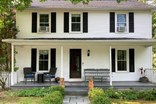 Litchfield Historic District Casa | Cozy Litchfield House with Fenced-In Yard and Fire Pit