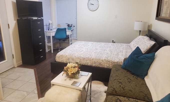 Langford Casa | Cozy little all private one bedroom and den that accommodates 4 people