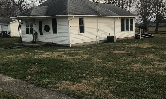 Lowder Casa | Cozy little house in town with country view on backdeck.