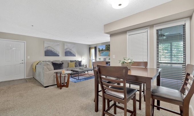 Hoover Apartamento | *Cozy Living-King Bed-Mins from dining and shopping - HooverMet - Finley Ctr*
