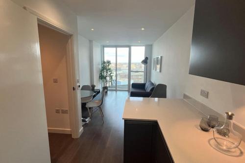 Fairfield Apartamento | Cozy Living with Balcony View