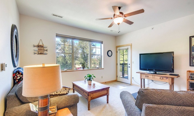 Livingston Condominio | Cozy Livingston Condo w/ Balcony & Mtn View!