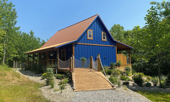 McArthur Cabina | Cozy Lodge Cabin on Highland Cow Farm: Hiking Trails, Hot Tub, Fire Pit, Games