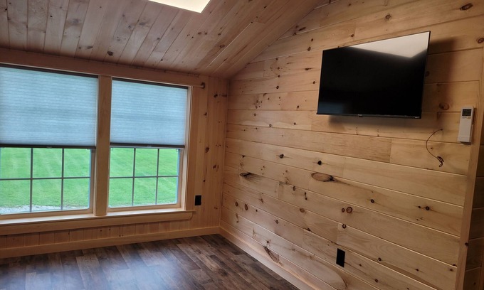 Aroostook Cabina | Cozy lodge room #2