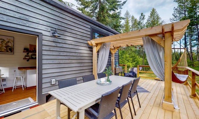 Christina Lake Casa | Cozy loft home with modern design, deck, hammock, outdoor shower, and AC