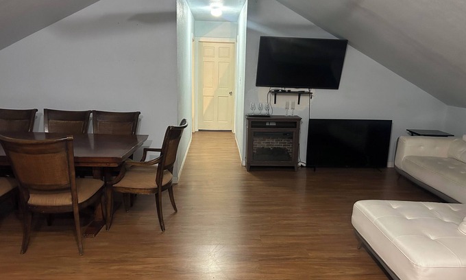 Egypt Lake-Leto Apartamento | Cozy loft in central Tampa, on the entire second floor of a owner's home.