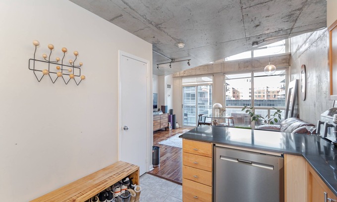 King West Village Condominio | Cozy Loft in King West Village with Parking!