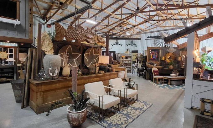 Westville Apartamento | Cozy loft inside a vintage store on an animal rescue farm in Westville, IN