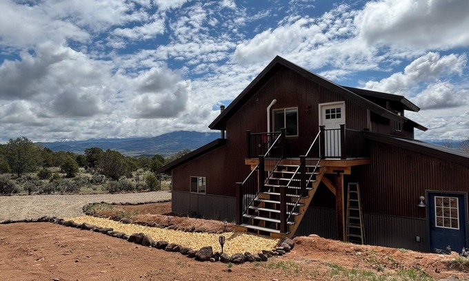 Hotchkiss Apartamento | Cozy Loft Studio apartment with private deck and amazing views!
