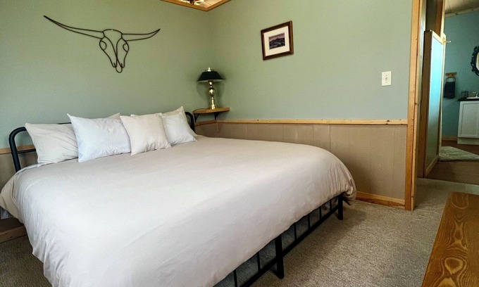 Emigrant Condominio | Cozy loft with king bed central to Paradise Valley, MT!