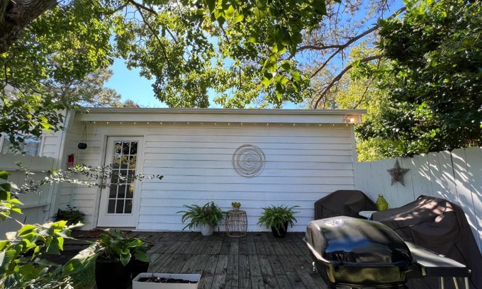 Myrtle Grove Apartamento | Cozy loft with parking and private patio w/grill