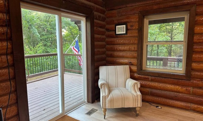 Bellevue Cabina | Cozy log cabin, 25 mins to Broadway