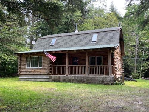 West Halifax Casa | Cozy Log Cabin - Dog Friendly