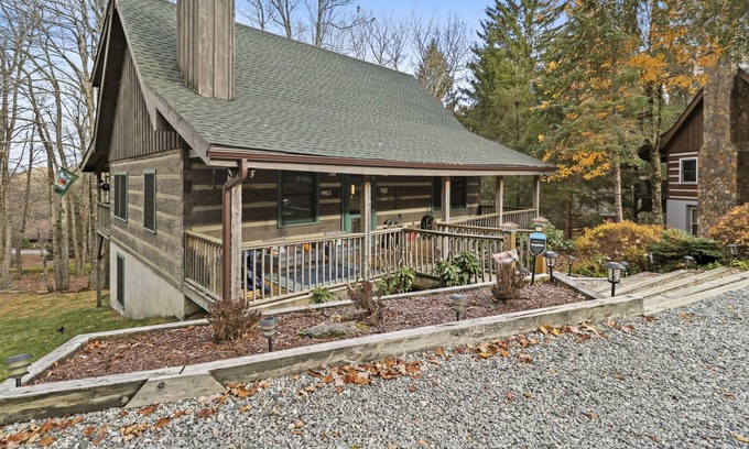 Seven Devils Cabina | Cozy Log Family Cabin, Escape to the Mtns.