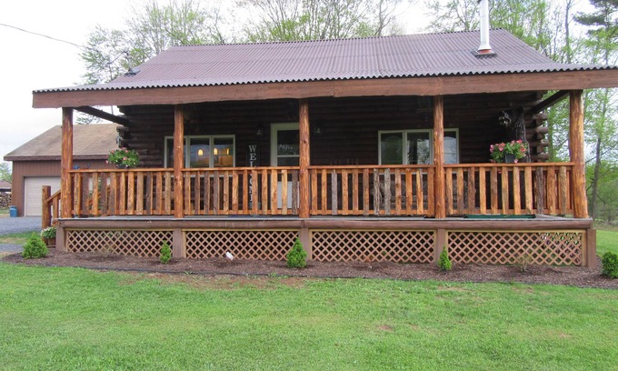 Meredith Cabina | Cozy Log Cabin near Cooperstown Dreams park and All- Star Village