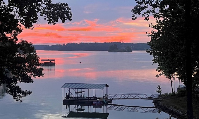 Seneca Cabina | Cozy Log Cabin near Clemson with Big Water Views