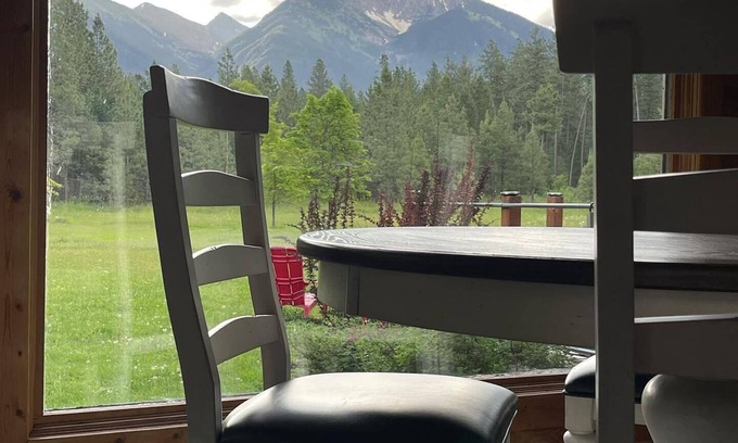 Kicking Horse Cabina | Cozy log cabin on 20 acres
