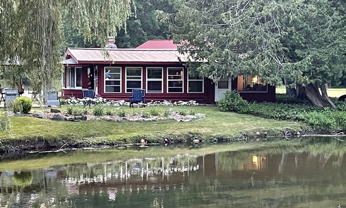 East Jordan Cabina | Cozy Log Cabin on the Jordan River... 20 minutes from Boyne Mountain!