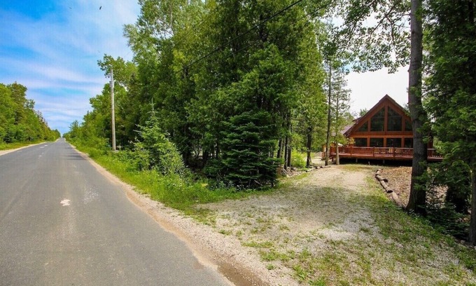 Tobermory Cabaña | Cozy Log Cabin Retreat in the Heart of Tobermory