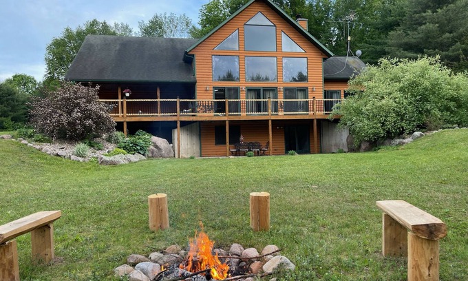 Iola Cabina | Cozy log Cabin tucked away in natures serenity