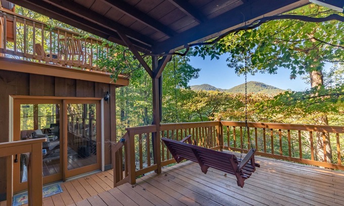 Highlands Cabina | ❤ Cozy Log Cabin w/Stunning View! Waterfall, 3 Fireplaces, Arcade, Stocked!