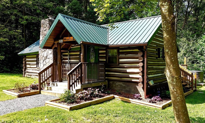 Markleysburg Cabina | Cozy log cabin with hot tub in Markleysburg!