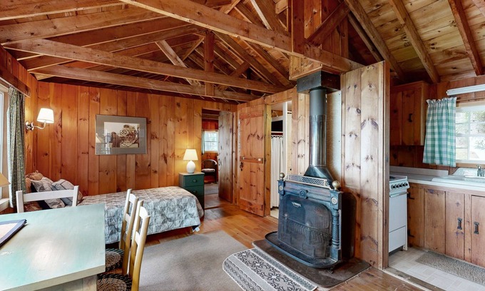 Northport Cabina | Cozy Log Cabin with Deck & Picnic Table & Gorgeous Views