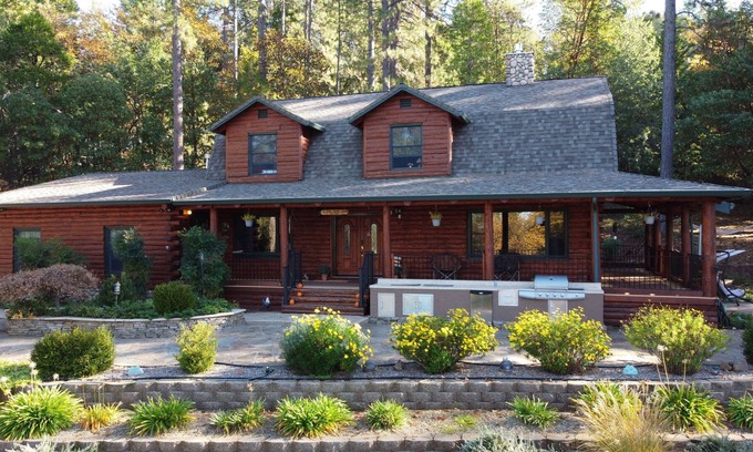 Pine Grove Casa | Cozy Log Cabin with a Touch of Luxury