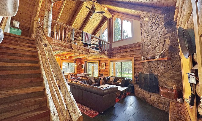 Oregon Water Wonderland Cabina | Cozy log cabin with wrap-around porch, Hot tub Loft space, Washer & Dryer